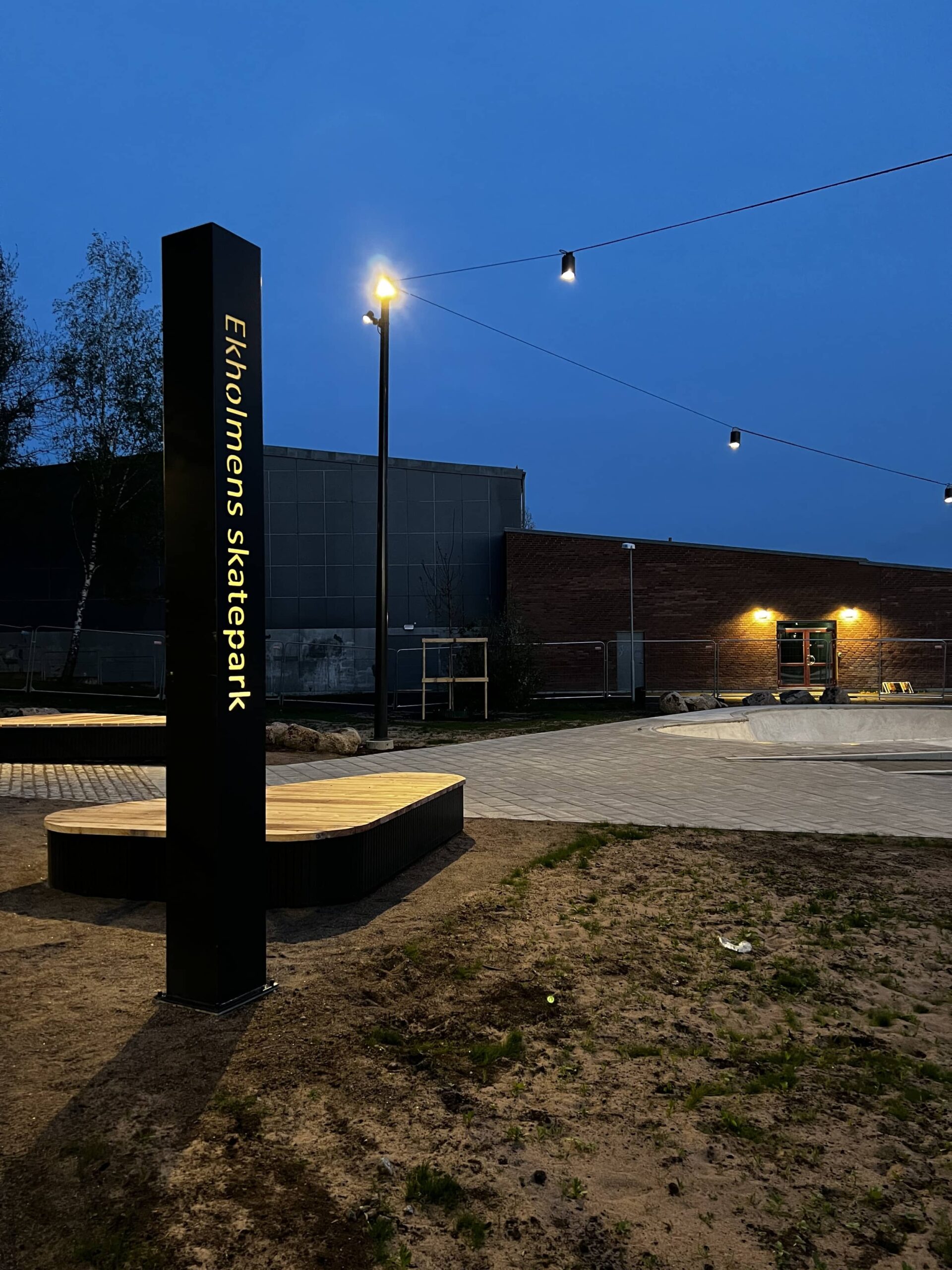 Skylt för Ekholmens skatepark.