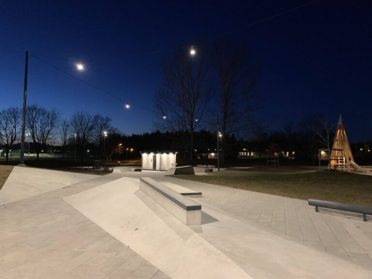 Ekholmens skatepark belyst vid mörker