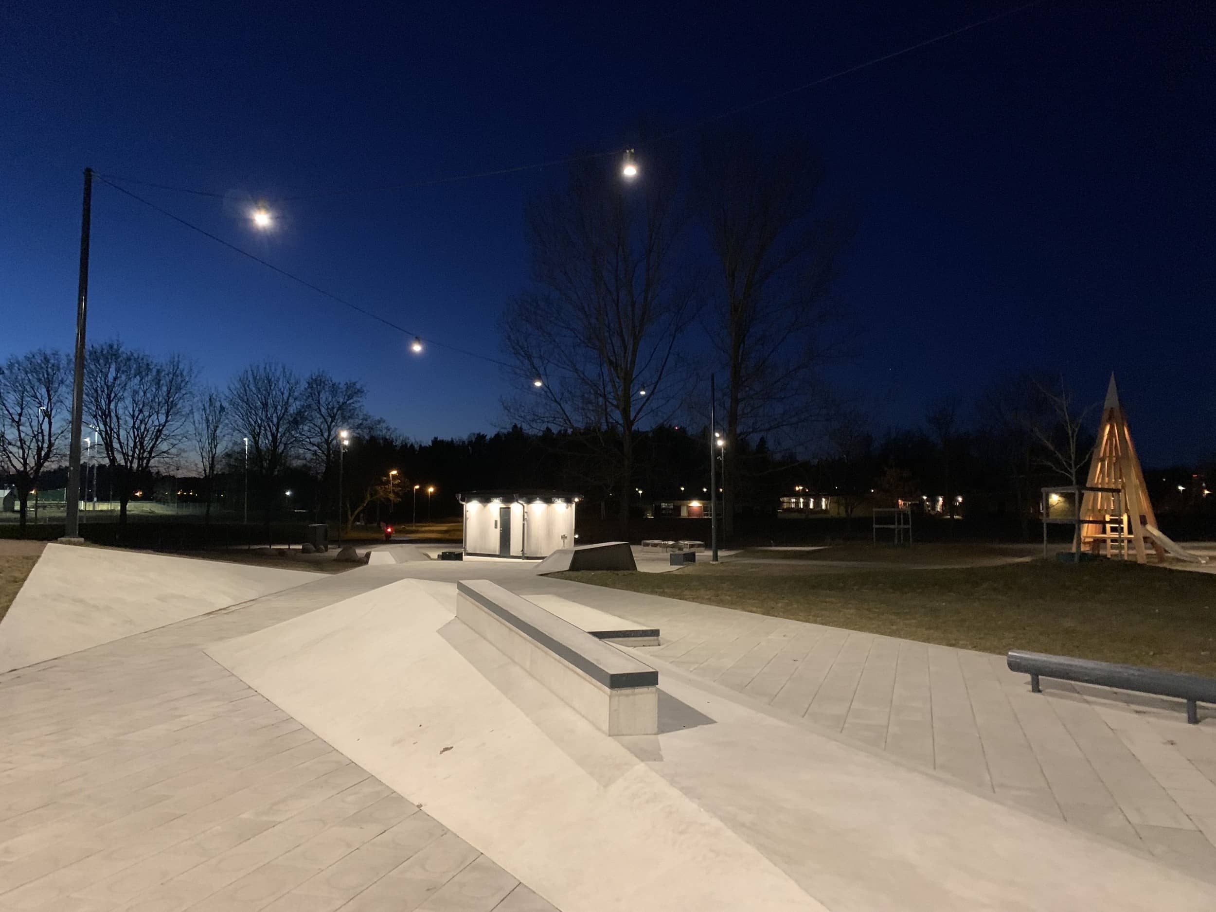 Ekholmens skatepark belyst vid mörker